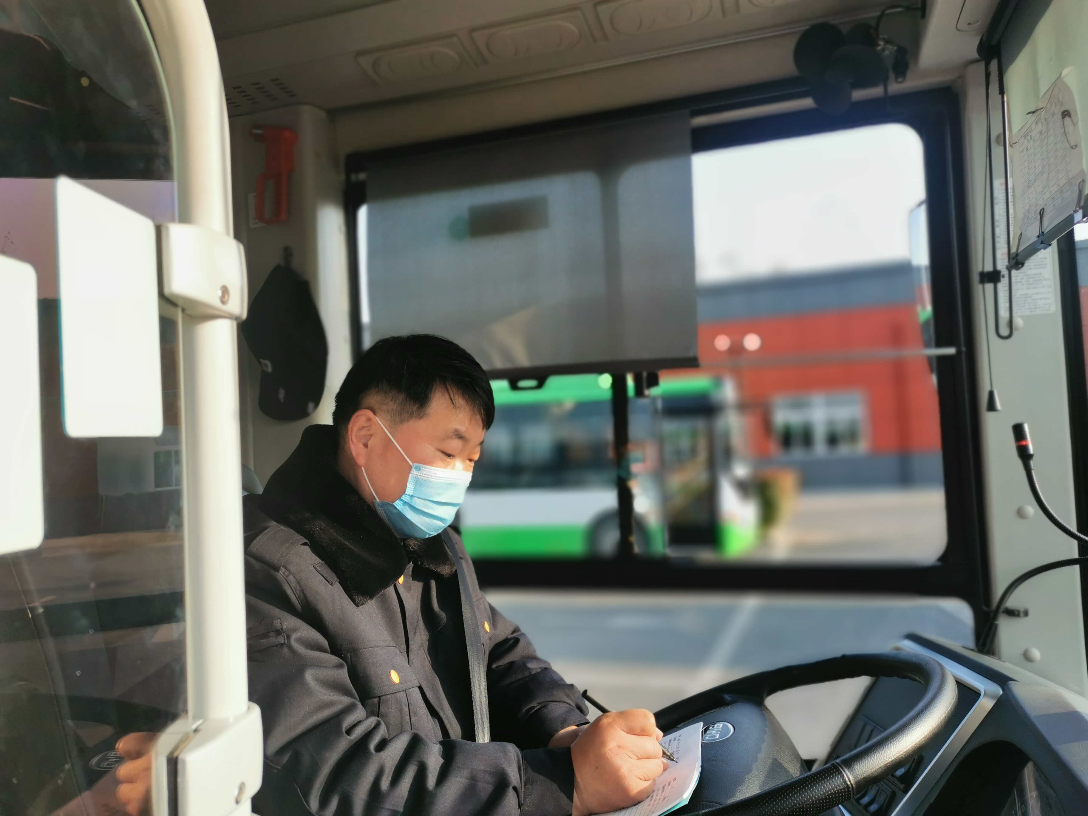 　　事情還要從12月11日說起，當(dāng)天下午3點多，張遠兵駕駛著1路公交車前往洋河，一路上乘客正常上下車，沒有什么特別引起他注意的，但是到達洋河站點對車輛進行清掃消毒時，張遠兵發(fā)現(xiàn)了一個丟在角落里的包。張遠兵說：“我就打開看一下，發(fā)現(xiàn)包里邊有一個錢包，錢包打開，里邊有人民幣2000多元，兩張社?？?、兩張銀行卡、存折等物品?！? id=
