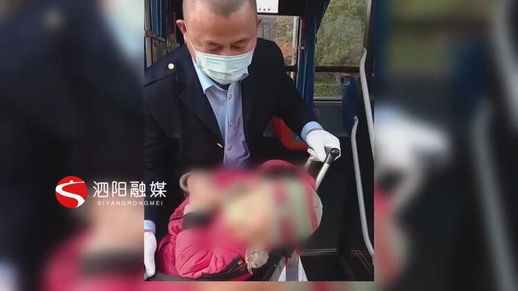 　　老人要抱孩子，又要拿兒童車，體力上吃不消，楊軍和其他九位同事每次遇到這對(duì)祖孫倆都會(huì)搭把手。他們說，只要上了車就是我們的乘客，作為公交車司機(jī)，我們就要對(duì)他們盡責(zé)。時(shí)間長(zhǎng)了，彼此熟悉了，司機(jī)們還專門讓乘客給祖孫倆預(yù)留“專座”。  　　泗陽交通產(chǎn)業(yè)集團(tuán)城市公交分公司107路公交車司機(jī) 楊軍：有時(shí)候我們把后門打開的時(shí)候，我們從駕駛室方位還沒下來的時(shí)候，就有乘客已經(jīng)開始主動(dòng)的幫忙去搭手了，幫祖孫倆上了車。