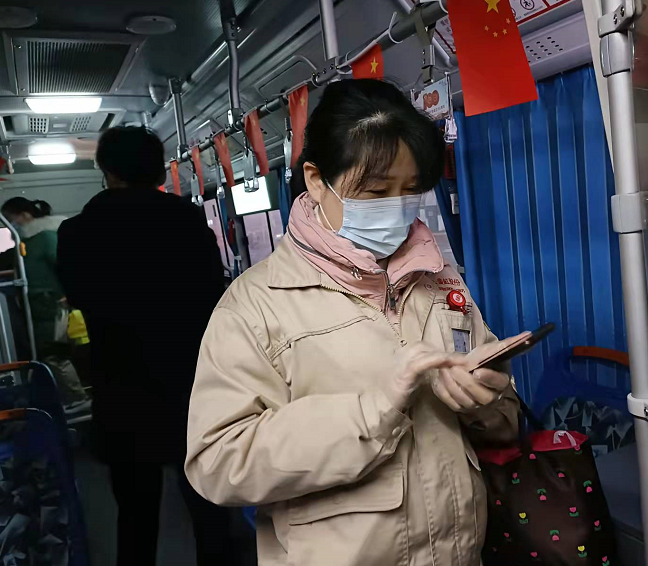 企業(yè)員工 王桂榮：  上下班比較準(zhǔn)時，到這邊車就來了。刮風(fēng)下雨也比較方便了。直接到廠門口也不用跑。