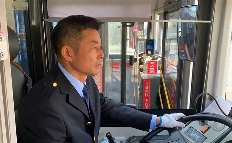 　　見(jiàn)此情況  　　薛師傅立即招呼傷者家屬  　　將小孩抱上公交車  　　“快上來(lái)，我?guī)銈內(nèi)メt(yī)院!”  　　爺爺趕緊抱著孩子登上公交  　　因?yàn)閾?dān)心孩子傷情嚴(yán)重被車流所阻礙  　　延誤就診時(shí)間